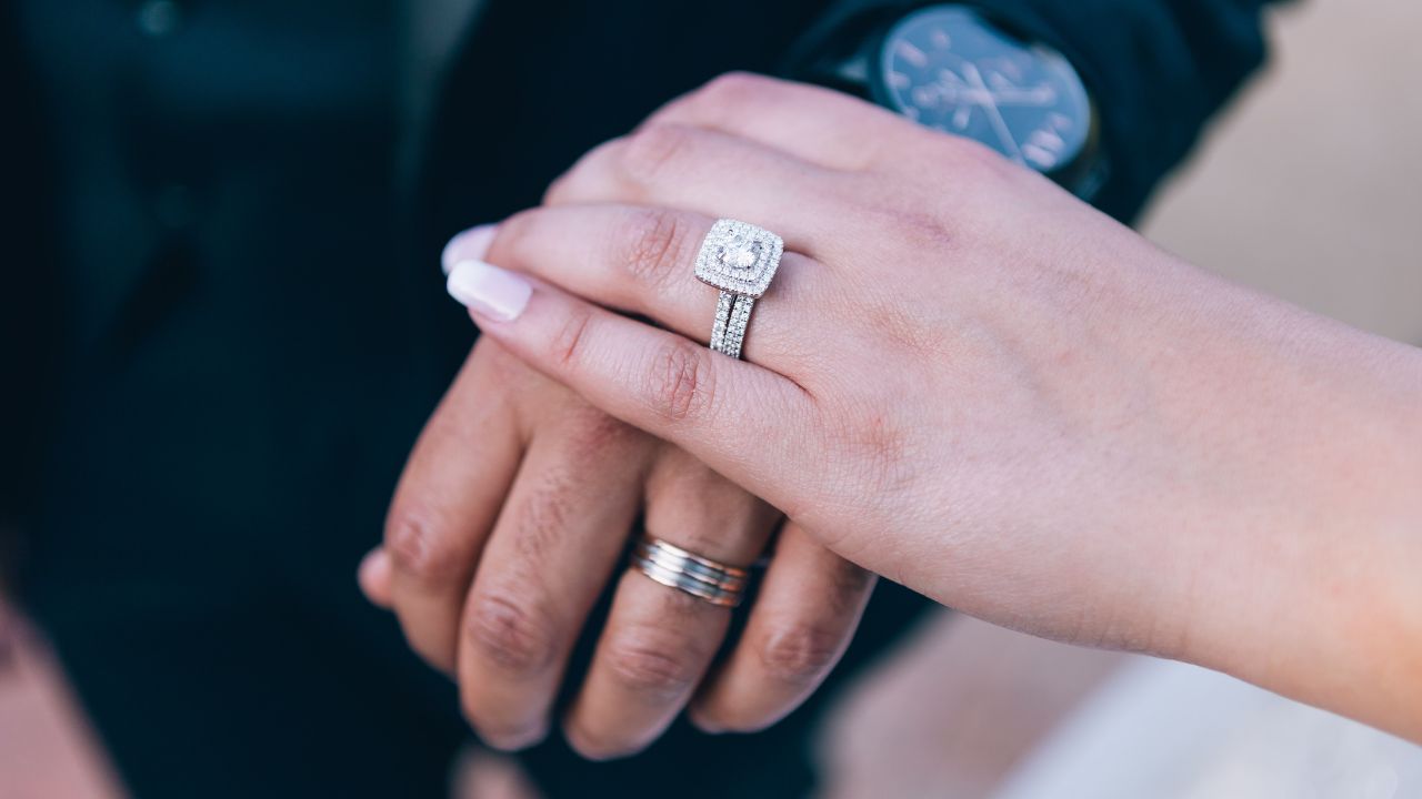 Why Choose a Round Cut Engagement Ring? Beauty, Brilliance, and Beyond